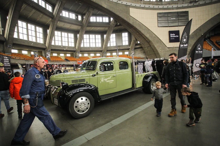 Kustomhead - tłumy wrocławian podziwiają zabytkowe pojazdy w Hali Stulecia