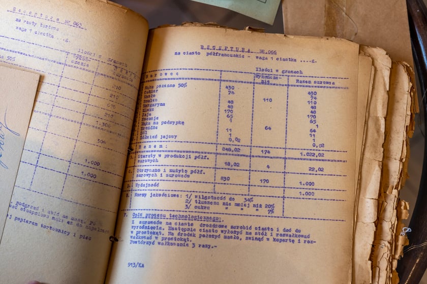 Na zdjęciu archiwalny zeszyt z przepisami (tu akurat ciasto p&oacute;łfrancuskie), kt&oacute;ry należał do założyciela cukierni Mariana Tyszki