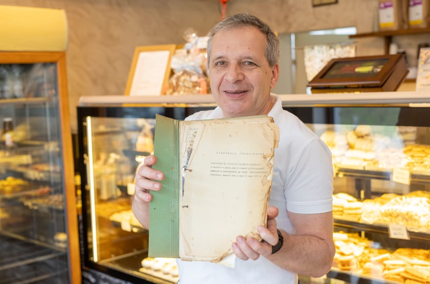 Andrzej Tyszko z archiwalnym skoroszytem przepis&oacute;w należącym do jego ojca Mariana, założyciela cukierni