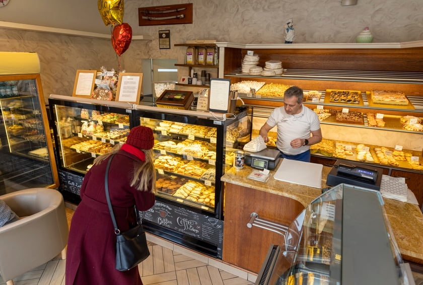 Cukiernia Tyszko przy Alei Pracy 7a, tam dostaniemy papatacze, kt&oacute;re kochał Jan Brzechwa