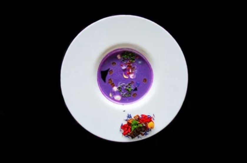 Alyki&nbsp;&ndash;&nbsp;adres: Powstańc&oacute;w Śląskich 95.
Menu A

Przystawka: KREM Z CZERWONEJ KAPUSTY - blanszowane migdały, szczypiorkowy creme fraiche, salsa z daktyla i jag&oacute;d goi, oliwa truflowa, kiszona cieciorka;
Danie gł&oacute;wne: MAKARON SOBA - wegańska feta, glony wakame, suszony prażony b&oacute;b, pesto z pieczonego pomidora, cukinia marynowana w płatkach chili i białym maku, rzodkiewka sous-vide;
Deser: TYMIANKOWY CREME BRULEE - karmel, emulsja z cytryny i zielonej herbaty, crunch z liofilizowanych wiśni, żel pomarańczowo-limonkowy.

Menu B

Przystawka: KREM Z CZERWONEJ KAPUSTY - blanszowane migdały, szczypiorkowy creme fraiche, salsa z daktyla i jag&oacute;d goi, oliwa truflowa, wędzony na zimno rostbef wołowy;
Danie gł&oacute;wne: KARK&Oacute;WKA Z JELENIA - salsefia, puree z topinamburu, demi-glace cielęcy z jałowcem, brukselka, korzeń lotosu, espuma porzeczkowa;
Deser: TYMIANKOWY CREME BRULEE - karmel, emulsja z cytryny i zielonej herbaty, crunch z liofilizowanych wiśni, żel pomarańczowo-limonkowy.
