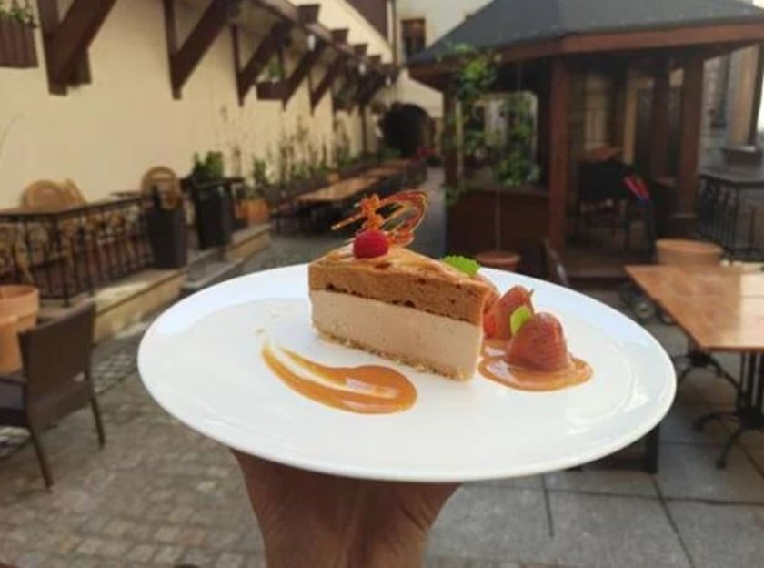 Restauracja Dw&oacute;r Polski&nbsp;&ndash;&nbsp;adres: Rynek 5.
Menu A

Przystawka: Kulinarna retrospekcja Rok 1993/2023 czyli sałatka śledziowa z jajkiem przepi&oacute;rczym i buraczkami;
Danie gł&oacute;wne: 1983/2023 ryba po grecku - polędwica z dorsza z salsą warzywną podana na ciepło;
Deser: 1973/2023 krem sułtański a la łabędź.

Menu B

Przystawka: Kulinarna retrospekcja Rok 1993/2023 czyli sałatka śledziowa z jajkiem przepi&oacute;rczym i buraczkami;
Danie gł&oacute;wne: 1991/2023 szwajcar z kością podany jak wtedy...;
Deser: 1973/2023 krem sułtański a la łabędź.
