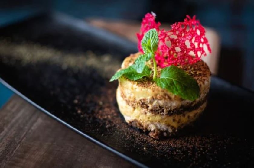 Il Tramonto&nbsp;&ndash;&nbsp;adres: Grabiszyńska 240.
Menu A

Przystawka: Krem z kasztan&oacute;w podany z kasztanami, serem cheddar w aktywnym węglu, sosem balsamicznym i pieczywem;
Danie gł&oacute;wne: Stek z kalafiora zapiekany pod warzywną salsą (papryka, cukinia, natka pietruszki, parmezan) podany z majonezem szczypiorkowym, musem andaluzyjskim z miodem oraz cytrynowym vinaigrettem;
Deser: Pistacjowe tiramisu.

Menu B

Przystawka: Krem z kasztan&oacute;w podany z kasztanami, serem cheddar w aktywnym węglu, sosem balsamicznym i pieczywem;
Danie gł&oacute;wne: Tuszka przepi&oacute;rki podana na wytrawnej tartaletce ze szpinakiem i kaparami, jabłkiem glazurowanym w białym winie i miodzie, sosem wiśniowym z porto oraz chipsem ze skorzonery;
Deser: Pistacjowe tiramisu.
