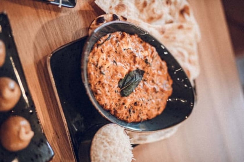 India Concept&nbsp;&ndash;&nbsp;adres: Kiełbaśnicza 7A.
Menu A

Przystawka: Veg Spring Roll - papryka / kapusta / marchew / dymka / imbir / czosnek / mąka;
Danie gł&oacute;wne: Bhuna Paneer - pomidor / pasta cebulowa / brązowa cebula / pasta z nerkowca / mięta / masło / śmietana / paneer;
Deser: Besan Ladoo - suszone owoce w cieście / masło klarowane / cukier.

Menu B

Przystawka: Chicken Spring Roll - kurczak / papryka / kapusta / marchew / dymka / imbir / czosnek / mąka;
Danie gł&oacute;wne: Bhuna Chicken - pomidor / pasta cebulowa / brązowa cebula / pasta z nerkowca / mięta / masło / śmietana / kurczak;
Deser: Besan Ladoo - suszone owoce w cieście / masło klarowane / cukier.
