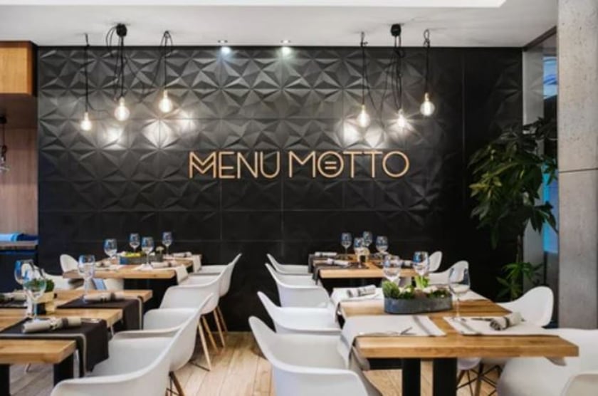 Menu Motto&nbsp;&ndash;&nbsp;adres: Hubska 54.
Menu A

Przystawka: Arancini/ suszone grzyby/ grana padano/ szczypiorek/ maślanka;
Danie gł&oacute;wne: Cepelin/ ricotta owcza z Sernicy Dolnośląskiej/ jarmuż/ palone masło;
Deser: Francuska beza czekoladowa/ krem karmelowy/ rodzynki/ kwiat soli morskiej.

Menu B

Przystawka: Arancini/ suszone grzyby/ grana padano/ szczypiorek/ maślanka;
Danie gł&oacute;wne: Stek z bawety z Green Egg/ ziemniak hasselback/ smażony szpinak/ sos Jack Daniel's;
Deser: Francuska beza czekoladowa/ krem karmelowy/ rodzynki/ kwiat soli morskiej.
