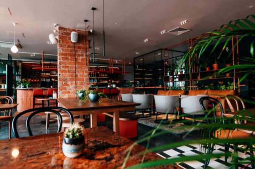 Restauracja Mińska 38&nbsp;&ndash;&nbsp;adres: Mińska 38.
Menu A

Przystawka: Krem z batata / ostra oliwa cytrynowa / chrupiący ser wędzony;
Danie gł&oacute;wne: Stek z selera / bacardi / biała czekolada / kus kus perłowy / granat / chleb razowy;
Deser: Krem pistacjowy z limonką / strzelająca kruszonka czekoladowa.

Menu B

Przystawka: Krem z batata / ostra oliwa cytrynowa / chrupiący ser wędzony;
Danie gł&oacute;wne: Policzki wieprzowe / fioletowe puree / demi glace / groszek / gorczyca | chipsy z cebuli;
Deser: Krem pistacjowy z limonką / strzelająca kruszonka czekoladowa.
