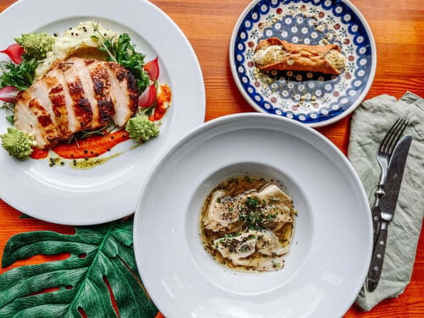 ORZO&nbsp;&ndash;&nbsp;adres: plac Nowy Targ 28.
Menu A

Przystawka: Vegan Yellow Broth - ż&oacute;łty bulion warzywny z curry, mleko kokosowe, makaron ryżowy, świeża kolendra, roślinny kurczak;
Danie gł&oacute;wne: Vegan ORZOtto - makaron ORZO, borowiki, cebula, czosnek, roślina śmietana, natka pietruszki;
Deser: Vegan Cannoli Siciliana - cannoli, roślinny krem, karmel marakujowy, puder z pistacji.

Menu B

Przystawka: Angus Wonton - pierożki wonton z sezonowaną wołowiną rasy Angus, bulion mięsny, pieczona cebula z tymiankiem, białe wino, natka pietruszki;
Danie gł&oacute;wne: Lemon Chicken - soczysta pierś z kurczaka sous-vide w sojowej cytrusowej marynacie, ziemniaczane pur&eacute;e tymiankowe, cytrusowy sos pomidorowy, czarna soczewica, kalafior romanesco, oliwa ziołowa, cebula piklowana, kiełki grochu, sałata freza;
Deser: Cannoli Siciliana - cannoli, mascarpone, puder z pistacji.
