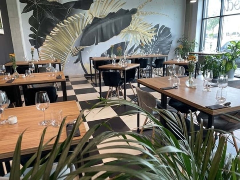 Passion Food&nbsp;&ndash;&nbsp;adres: Władysława Grabskiego 14.
Menu A

Przystawka: Panna cotta z kozim serem na sałatce z botwinki /mus truskawkowy z tymiankiem;
Danie gł&oacute;wne: Zielone szparagi/ panierowane jajko w ziołach z ziemniakami Gratin oraz sosem holenderskim;
Deser: Mus z białej czekolady/ czerwony pieprz/ ciastko owsiane.

Menu B

Przystawka: Panna cotta z kozim serem na sałatce botwinki / mus truskawkowy z tymiankiem;
Danie gł&oacute;wne: Polędwiczka wieprzowa/ młoda marchew/ szparagi zielone/ cukinia/ ravioli z mascarpone/ sos maślany;
Deser: Mus z białej czekolady/ czerwony pieprz/ ciastko owsiane.
