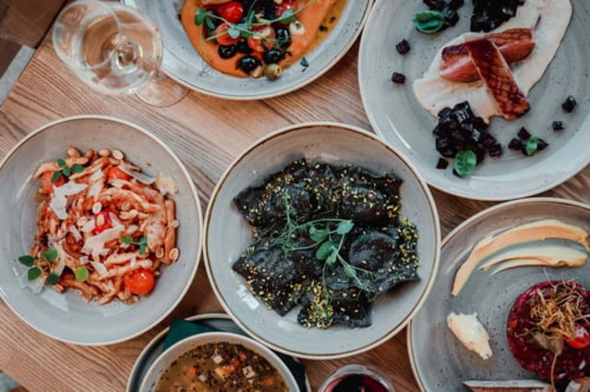 Pasta mia&nbsp;&ndash;&nbsp;adres: Rynek 53/55.
Menu A

Przystawka: Krem z pieczonego jabłka na cydrze;
Danie gł&oacute;wne: Ravioli szpinakowe z koziną i suszonym pomidorem polane palonym masłem;
Deser: Torcik bezowy z mascarpone i świeżymi owocami.

Menu B

Przystawka: Krem z pieczonego jabłka na cydrze;
Danie gł&oacute;wne: Ravioli z wołowiną, suszoną śliwką i sosem żurawinowym;
Deser: Torcik bezowy z mascarpone i świeżymi owocami.
