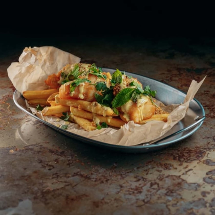 Rumbar Pokoyhof&nbsp;&ndash;&nbsp;adres: Świętego Antoniego 2/4.
Menu A

Przystawka: Szaszłyk z grillowanej brukselki, lekko pikantny, no to jest coś! Brukselka / pikantna glazura / orzeszki w harissie / bazylia;
Danie gł&oacute;wne: Kultowa japońska kanapka sando w wege wersji ze smażonym bakłażanem! Bakłażan / masło orzechowe / hoisin / pieczony pomidor /zioła / oliwa chilli;
Deser: Kokosowe tyrajmisiu z karaibskim sznytem! Prażony kokos / mascarpone / kawa / rum* / biała czekolada Tak, deser zawiera alkohol. Tak, możemy zrobić bez rumu.

Menu B

Przystawka: Szaszłyk z mięciutką, aromatyczną grillowaną kark&oacute;wką. Kark&oacute;wka / sos orzechowy / crispy chilli / kolendra;
Danie gł&oacute;wne: Hawaiian fried chicken na maślanej brioszce! Ile smaku ma ta kanapka! Udo z kurczaka/ karmel sriracha / miso mayo / piklowana czerwona cebula / marynowane og&oacute;rki / zioła;
Deser: Kokosowe tyrajmisiu z karaibskim sznytem! Prażony kokos / mascarpone / kawa / rum* / biała czekolada Tak, deser zawiera alkohol. Tak, możemy zrobić bez rumu.
