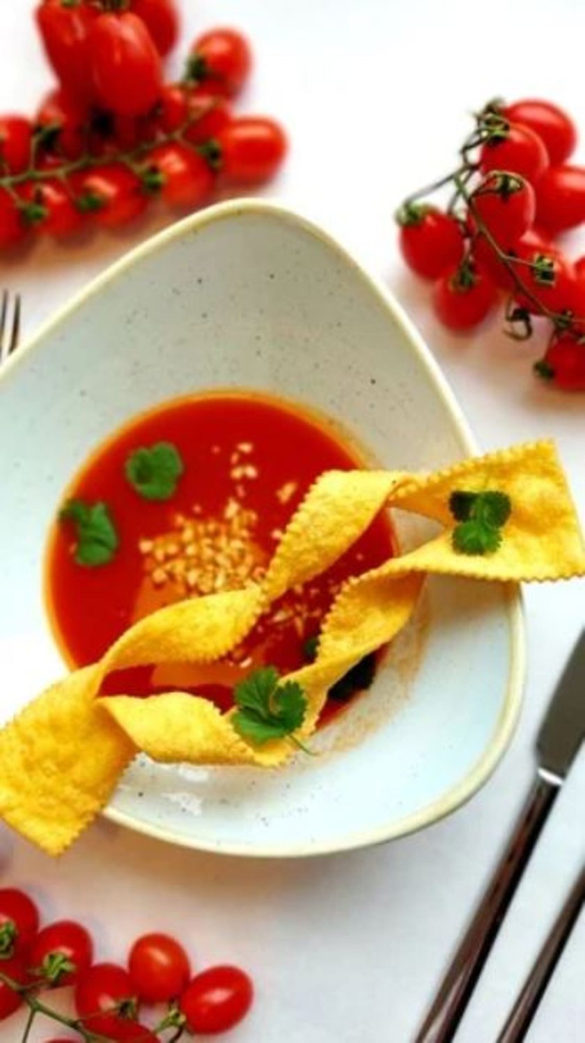 Trattoria del Mercato&nbsp;&ndash;&nbsp;adres: Tęczowa 83T.
Menu A

Przystawka: Zupa z wędzonych pomidor&oacute;w z makaronowym faworkiem, orzeszkami ziemnymi i świeżo siekaną kolendrą;
Danie gł&oacute;wne: Buraczane cacio e pepe z chrustem z boczniak&oacute;w, rucolą i serem pecorino Romano (makaron trenette, sok z młodych burak&oacute;w, pieprz młotkowany, masło, Gran Castelli, chrust z boczniak&oacute;w, rucola, Pecorino Romano);
Deser: Panna cotta z trawą cytrynową z concase brzoskwiniowym i sosem mango.

Menu B

Przystawka: Zupa z wędzonych pomidor&oacute;w z makaronowym faworkiem, orzeszkami ziemnymi i świeżo siekaną kolendrą;
Danie gł&oacute;wne: Polędwiczka wieprzowa w ziołach sous-vide z gnocchi, szparagami, rzodkiewką w sosie śmietanowo - krewetkowym;
Deser: Gryczany krem z mascarpone ze świeżymi sezonowymi owocami, posypką ciasteczkową, skropione Crema Alipna Cafe.
