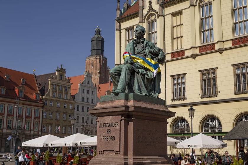 Na zdjęciu pomnik Aleksandra Fredry na wrocławskim Rynku, przepasany symbolicznie szarfami we wrocławskich i ukraińskich barwach.