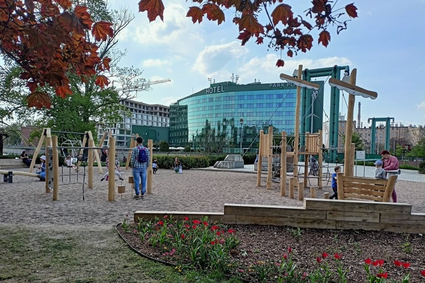 Ten plac zabaw znajduje się w centrum miasta na Wyspie Bielarskiej.&nbsp;
&nbsp;
Zobacz na mapie, gdzie dokładnie znajduje się plac zabaw na Wyspie Bielarskiej:
