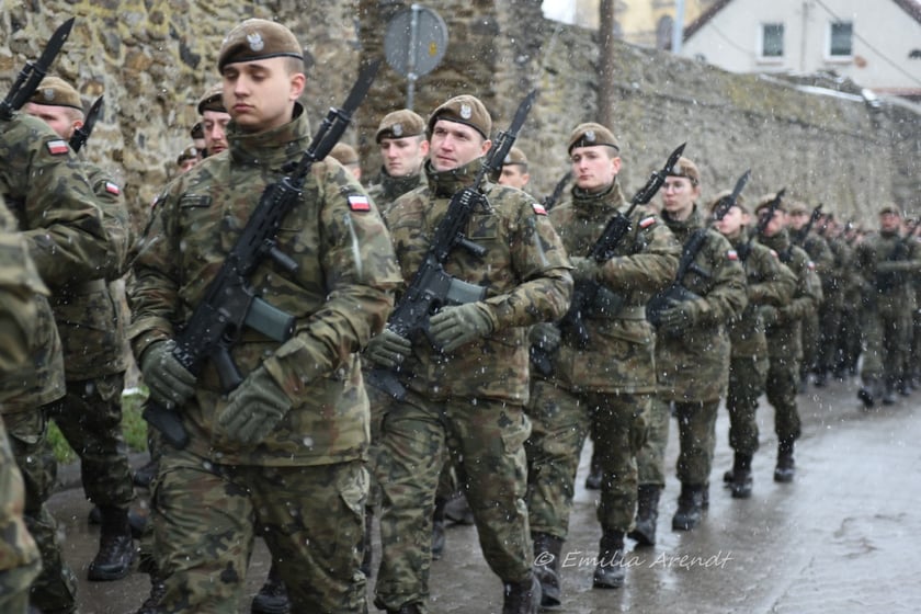 Żołnierze 16. Dolnośląskiej Brygady Obrony Terytorialnej podczas uroczystego składania przysięgi&nbsp;