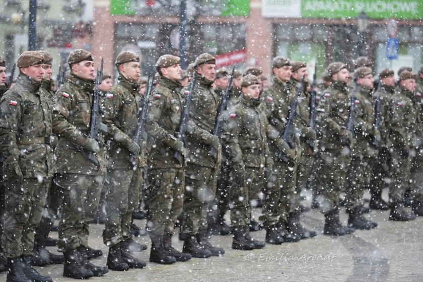 Żołnierze 16. Dolnośląskiej Brygady Obrony Terytorialnej podczas uroczystego składania przysięgi