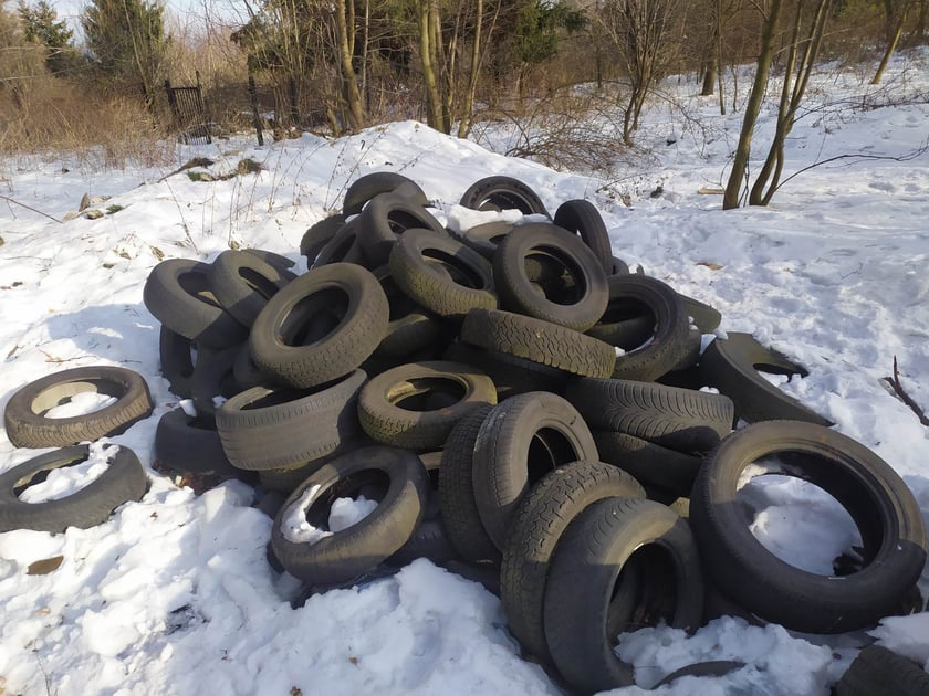 Na zdjęciu: zużyte opony zebrane podczas akcji ,,Kręci Nas Recykling''