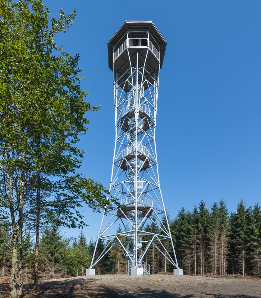 Wieża widokowa na Kłodzkiej G&oacute;rze

znajduje się niedaleko Kłodzka;
wieża ma wysokość 35 metr&oacute;w;
na jej szczyt wchodzi się po 165 spiralnych, wąskich schodach;
można z niej podziwiać panoramę na Masyw Śnieżnika, G&oacute;ry Orlickie, Bardzkie oraz Sowie;
przy dobrej pogodzie zobaczymy r&oacute;wnież Karkonosze i Wrocław;
wstęp bezpłatny.
