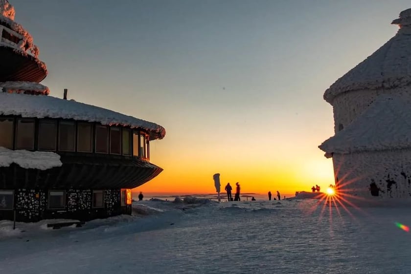 WOM Śnieżka (Wysokogórskie Obserwatorium Meteorologiczne). Przy pięknej pogodzie i dobrej widzialności ze Śnieżki można podziwiać widoki na odległość kilkudziesięciu kilometrów.