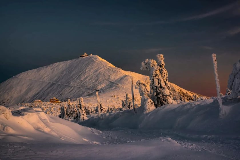WOM Śnieżka (Wysokogórskie Obserwatorium Meteorologiczne). Przy pięknej pogodzie i dobrej widzialności ze Śnieżki można podziwiać widoki na odległość kilkudziesięciu kilometrów.