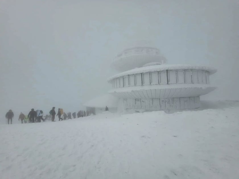 WOM Śnieżka (Wysokogórskie Obserwatorium Meteorologiczne). Przy pięknej pogodzie i dobrej widzialności ze Śnieżki można podziwiać widoki na odległość kilkudziesięciu kilometrów.