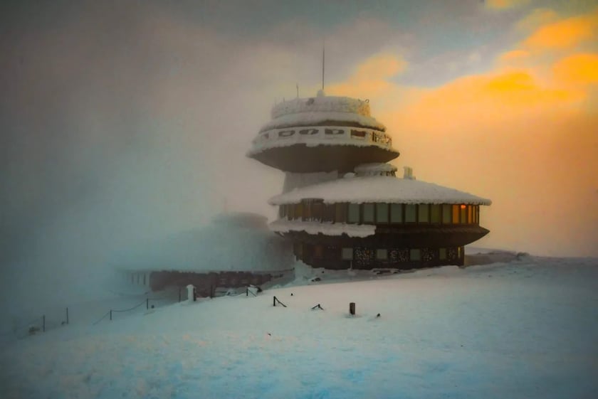 WOM Śnieżka (Wysokogórskie Obserwatorium Meteorologiczne). Przy pięknej pogodzie i dobrej widzialności ze Śnieżki można podziwiać widoki na odległość kilkudziesięciu kilometrów.