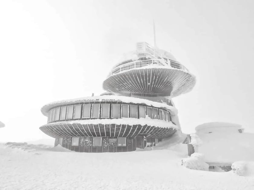 WOM Śnieżka (Wysokogórskie Obserwatorium Meteorologiczne). Przy pięknej pogodzie i dobrej widzialności ze Śnieżki można podziwiać widoki na odległość kilkudziesięciu kilometrów.