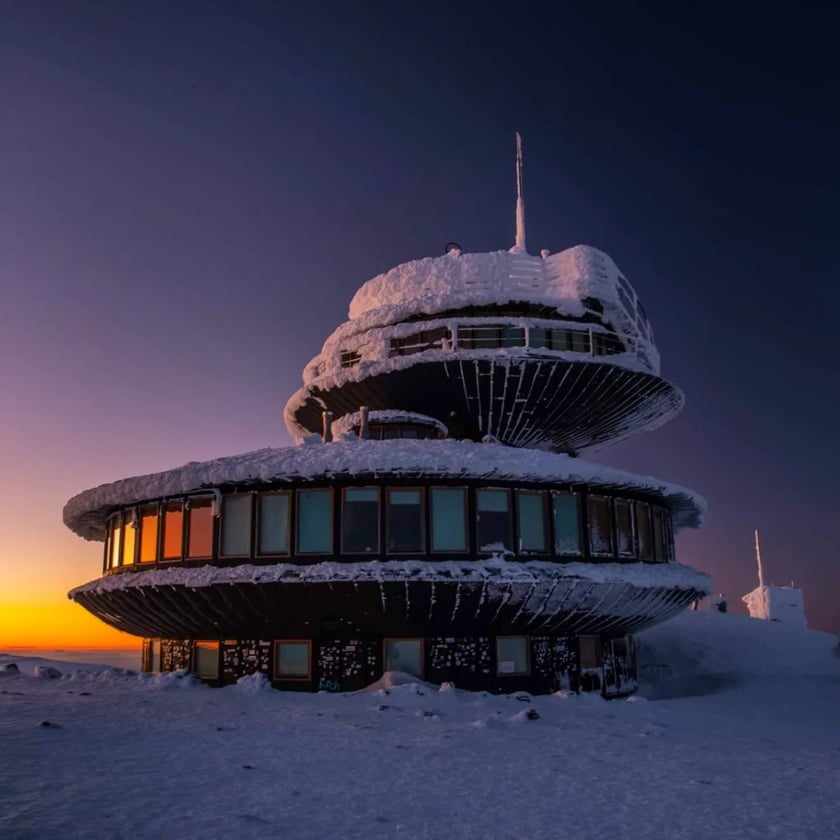 WOM Śnieżka (Wysokogórskie Obserwatorium Meteorologiczne). Przy pięknej pogodzie i dobrej widzialności ze Śnieżki można podziwiać widoki na odległość kilkudziesięciu kilometrów.