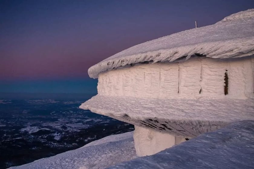 WOM Śnieżka (Wysokogórskie Obserwatorium Meteorologiczne). Przy pięknej pogodzie i dobrej widzialności ze Śnieżki można podziwiać widoki na odległość kilkudziesięciu kilometrów.