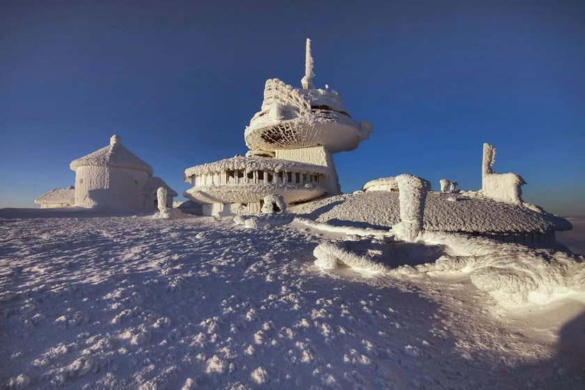 WOM Śnieżka (Wysokogórskie Obserwatorium Meteorologiczne). Przy pięknej pogodzie i dobrej widzialności ze Śnieżki można podziwiać widoki na odległość kilkudziesięciu kilometrów.