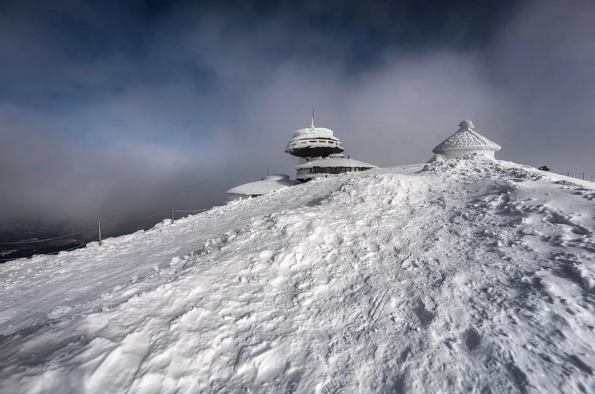 WOM Śnieżka (Wysokogórskie Obserwatorium Meteorologiczne). Przy pięknej pogodzie i dobrej widzialności ze Śnieżki można podziwiać widoki na odległość kilkudziesięciu kilometrów.