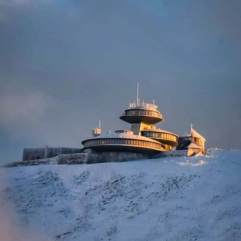 WOM Śnieżka (Wysokogórskie Obserwatorium Meteorologiczne). Przy pięknej pogodzie i dobrej widzialności ze Śnieżki można podziwiać widoki na odległość kilkudziesięciu kilometrów.
