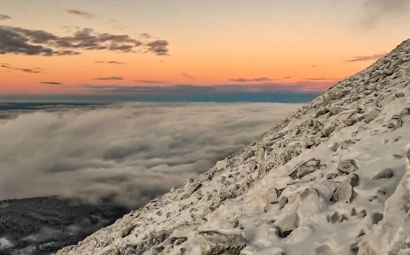 WOM Śnieżka (Wysokogórskie Obserwatorium Meteorologiczne). Przy pięknej pogodzie i dobrej widzialności ze Śnieżki można podziwiać widoki na odległość kilkudziesięciu kilometrów.