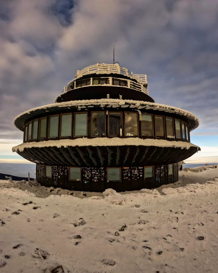 WOM Śnieżka (Wysokogórskie Obserwatorium Meteorologiczne). Przy pięknej pogodzie i dobrej widzialności ze Śnieżki można podziwiać widoki na odległość kilkudziesięciu kilometrów.
