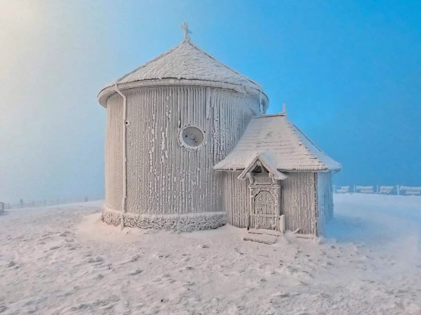 WOM Śnieżka (Wysokogórskie Obserwatorium Meteorologiczne). Przy pięknej pogodzie i dobrej widzialności ze Śnieżki można podziwiać widoki na odległość kilkudziesięciu kilometrów.
