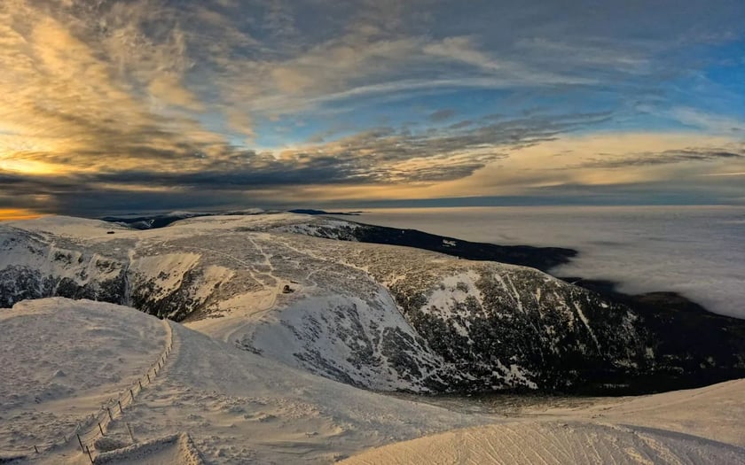 WOM Śnieżka (Wysokogórskie Obserwatorium Meteorologiczne). Przy pięknej pogodzie i dobrej widzialności ze Śnieżki można podziwiać widoki na odległość kilkudziesięciu kilometrów.