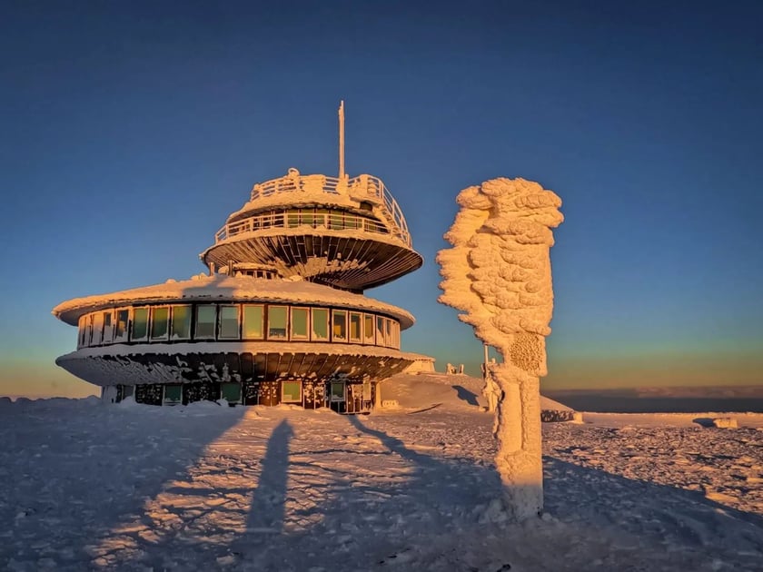 WOM Śnieżka (Wysokogórskie Obserwatorium Meteorologiczne). Przy pięknej pogodzie i dobrej widzialności ze Śnieżki można podziwiać widoki na odległość kilkudziesięciu kilometrów.