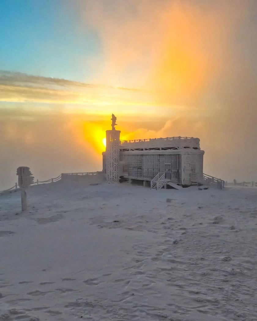 WOM Śnieżka (Wysokogórskie Obserwatorium Meteorologiczne). Przy pięknej pogodzie i dobrej widzialności ze Śnieżki można podziwiać widoki na odległość kilkudziesięciu kilometrów.