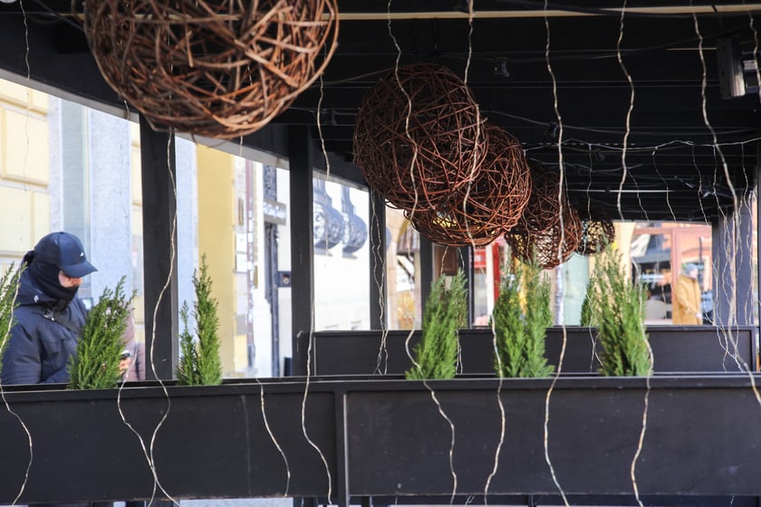 Na zdjęciu: pierwsze ogr&oacute;dki gastronomiczne otwierają się na wrocławskim Rynku
