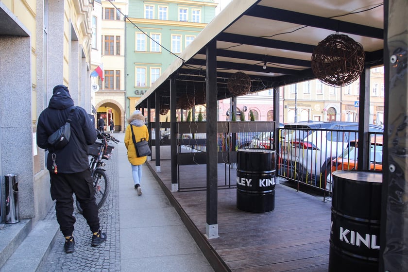 Na zdjęciu: pierwsze ogr&oacute;dki gastronomiczne otwierają się na wrocławskim Rynku