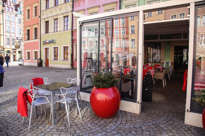 Na zdjęciu: pierwsze ogr&oacute;dki gastronomiczne otwierają się na wrocławskim Rynku