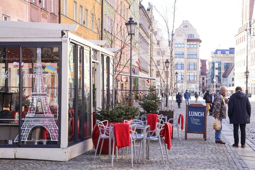 Na zdjęciu: pierwsze ogr&oacute;dki gastronomiczne otwierają się na wrocławskim Rynku