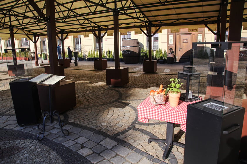 Na zdjęciu: pierwsze ogr&oacute;dki gastronomiczne otwierają się na wrocławskim Rynku