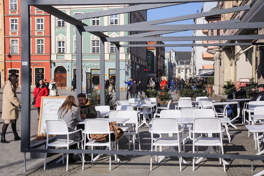 Na zdjęciu: pierwsze ogr&oacute;dki gastronomiczne otwierają się na wrocławskim Rynku