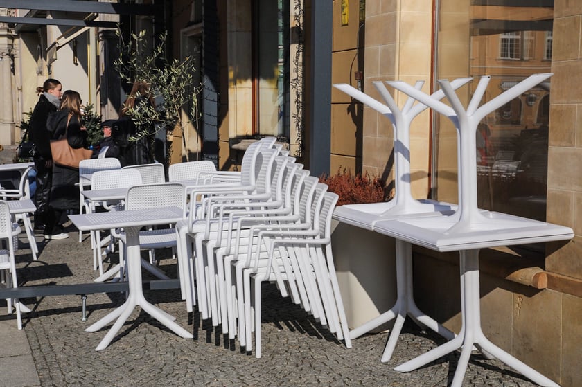 Na zdjęciu: pierwsze ogr&oacute;dki gastronomiczne otwierają się na wrocławskim Rynku