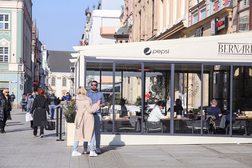 Na zdjęciu: pierwsze ogr&oacute;dki gastronomiczne otwierają się na wrocławskim Rynku