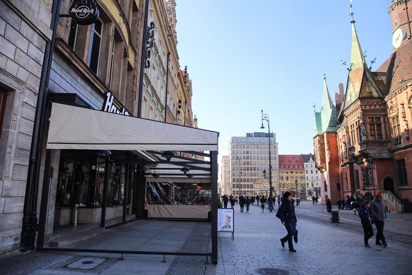 Na zdjęciu: pierwsze ogr&oacute;dki gastronomiczne otwierają się na wrocławskim Rynku