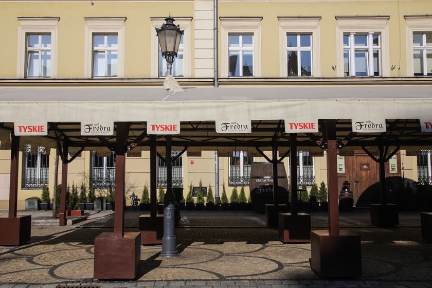 Na zdjęciu: pierwsze ogr&oacute;dki gastronomiczne otwierają się na wrocławskim Rynku