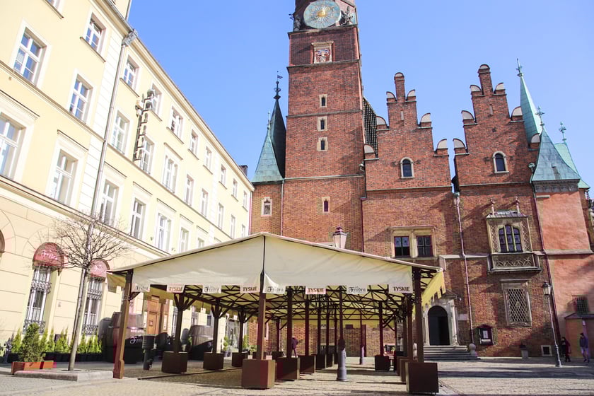 Na zdjęciu: pierwsze ogr&oacute;dki gastronomiczne otwierają się na wrocławskim Rynku