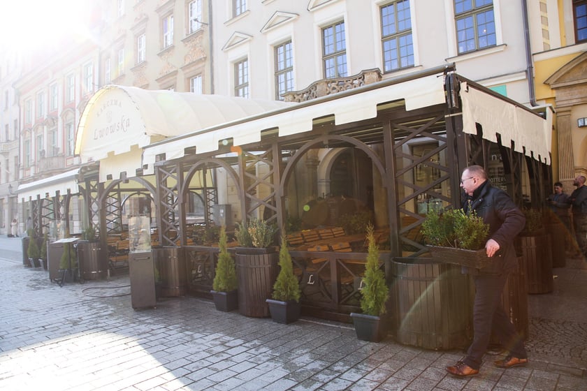 Na zdjęciu: pierwsze ogr&oacute;dki gastronomiczne otwierają się na wrocławskim Rynku