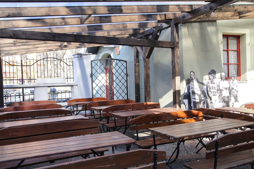 Na zdjęciu: pierwsze ogr&oacute;dki gastronomiczne otwierają się na wrocławskim Rynku